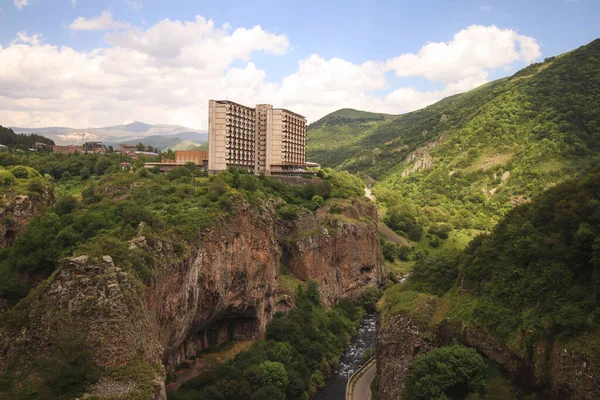 Dağın Kenarındaki Iki Otel Binası — Stok fotoğraf