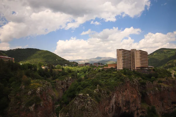 Dağın Kenarındaki Iki Otel Binası — Stok fotoğraf