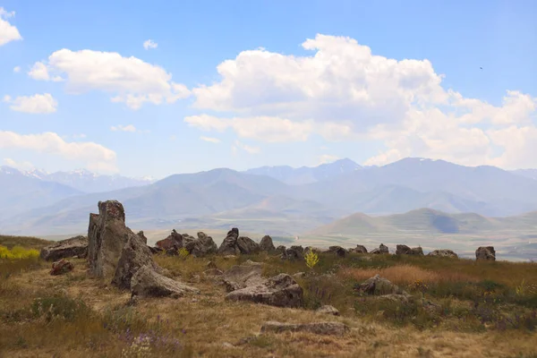 Pedras Zorats Karer Karahunj Fundo Das Montanhas Armênia — Fotografia de Stock