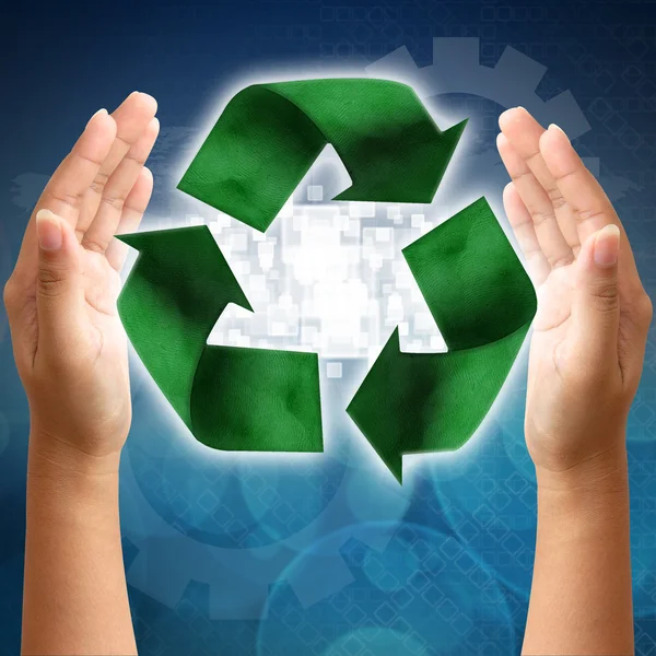 Símbolo de reciclagem em uma mão de mulher — Fotografia de Stock