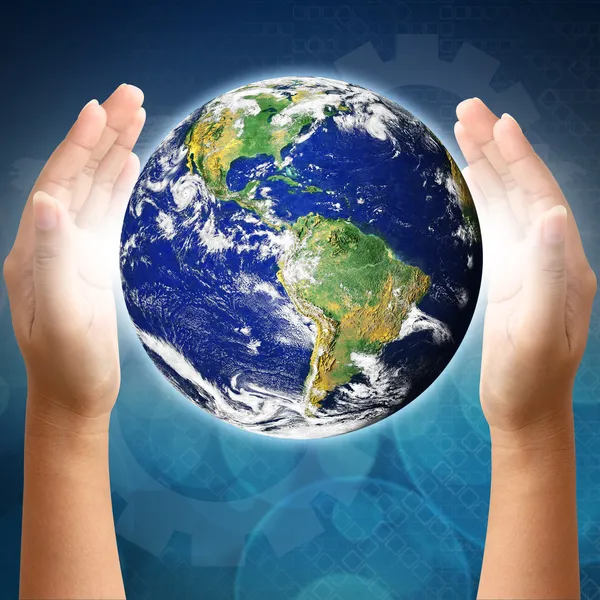 Houdt een aarde op handen. aarde afbeelding geboden door nasa. — Stockfoto