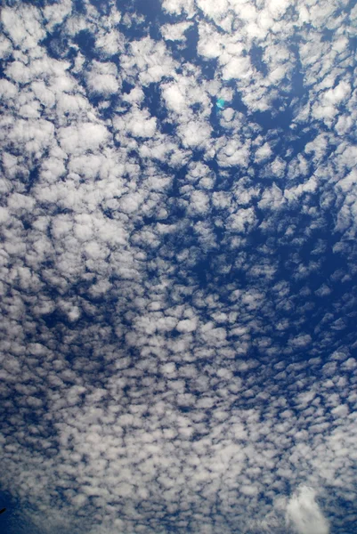 Белые облака и синий фон неба — стоковое фото