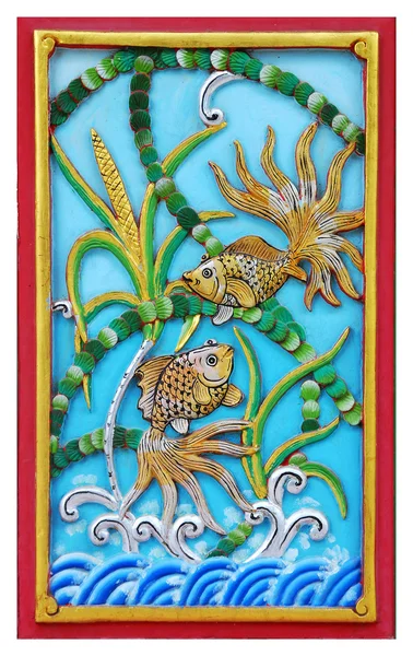 Pescado tallar pintura de oro en la pared del templo — Foto de Stock