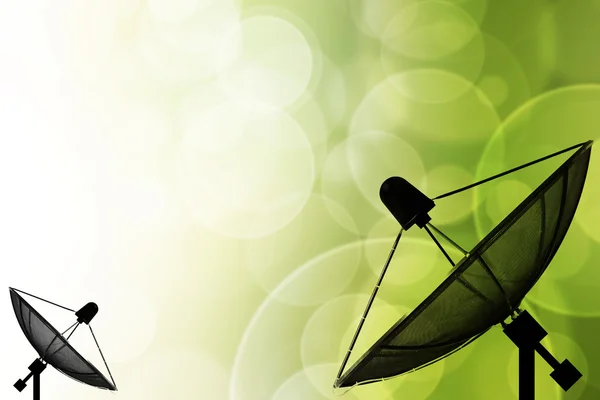 Antenne satellite sur fond global pour la communication et la techno — Photo