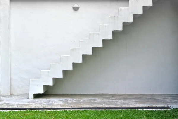 Intérieur de l'escalier sur mur blanc — Photo