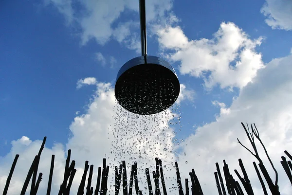 Silhueta chuveiro ao ar livre no céu azul — Fotografia de Stock