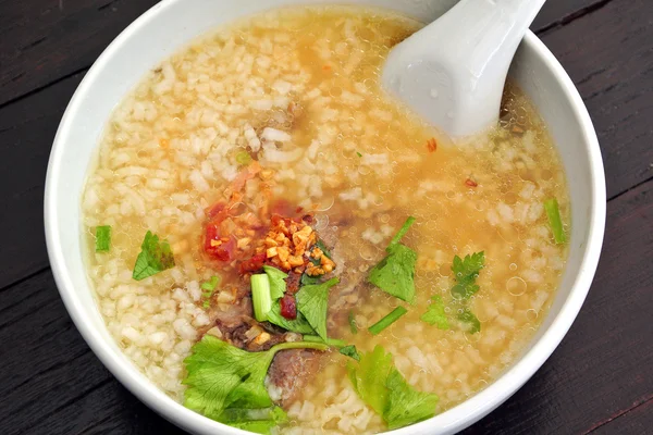 Gruel.Colazione sul pavimento in legno — Foto Stock