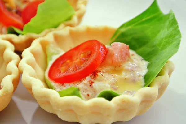 Hausgemachte Mini-Quiche aus Thunfisch und Gemüse. — Stockfoto