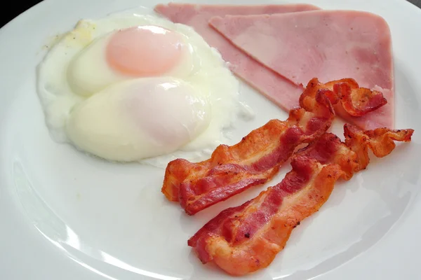 Desayuno con jamón, huevo frito y pan — Foto de Stock