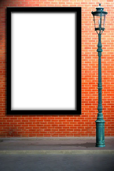 Улица фонарного столба и пустой рекламный щит на кирпичной стене — стоковое фото