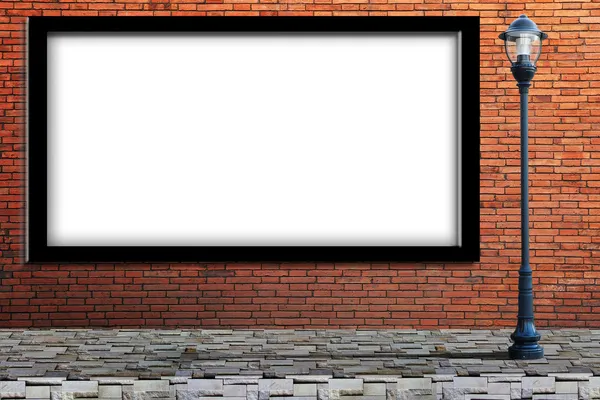 Laternenpfahl Straße und leere Werbetafel an Ziegelmauer — Stockfoto