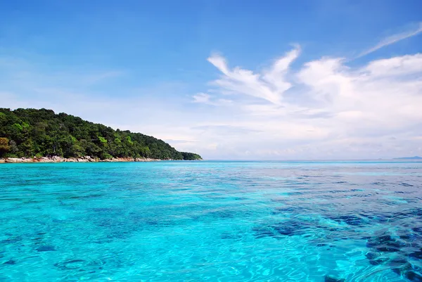 Belle mer bleue, ciel bleu de l'île de tachai en Thaïlande — Photo