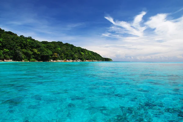 Güzel mavi deniz, mavi gökyüzü tachai Adası Tayland — Stok fotoğraf