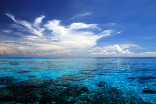 Bellissimo mare blu, cielo blu dall'isola tachai in Thailandia — Foto Stock