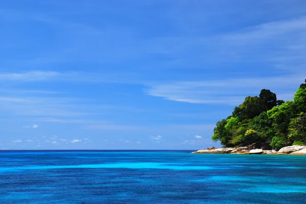Krásné modré moře, modrá obloha z tachai ostrova v Thajsku — Stock fotografie