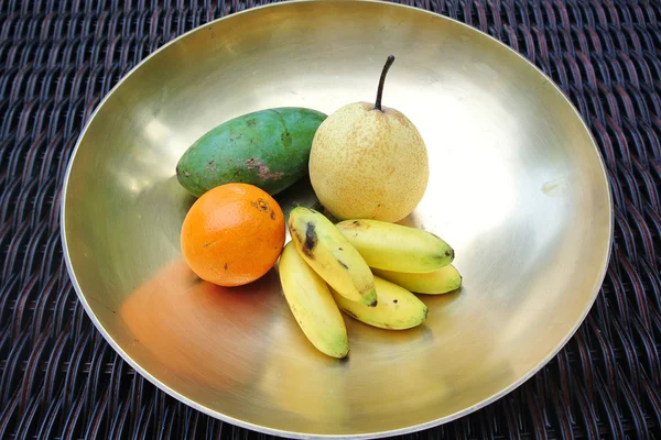 Plattan med färsk blandad frukt — Stockfoto