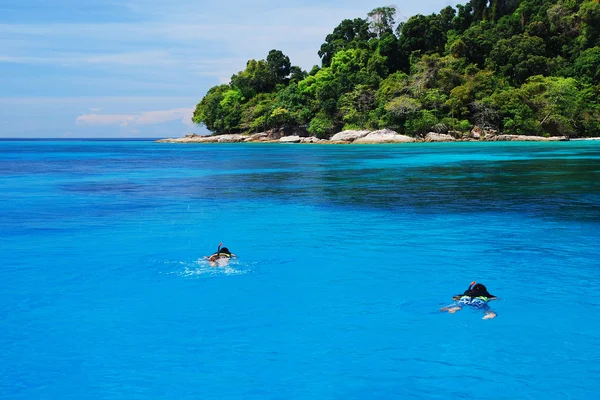 Belle mer bleue, ciel bleu de l'île de tachai en Thaïlande — Photo