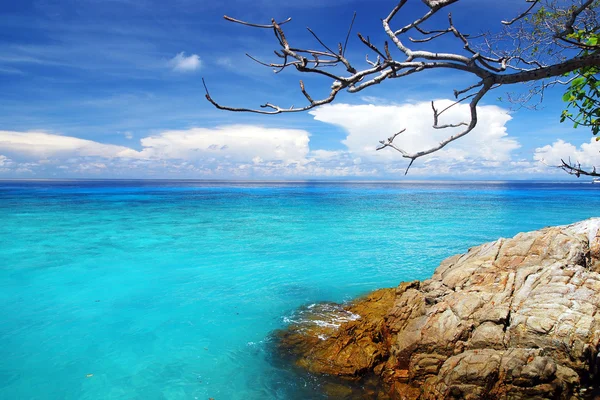 Bellissimo mare blu, cielo blu dall'isola tachai in Thailandia — Foto Stock