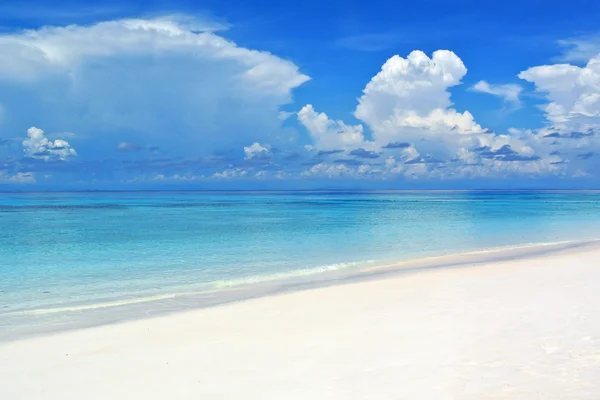 Bellissimo mare blu, cielo blu dall'isola tachai in Thailandia — Foto Stock