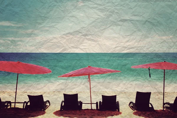 Stoel en rood parasol op het strand, vintage stijl — Stockfoto