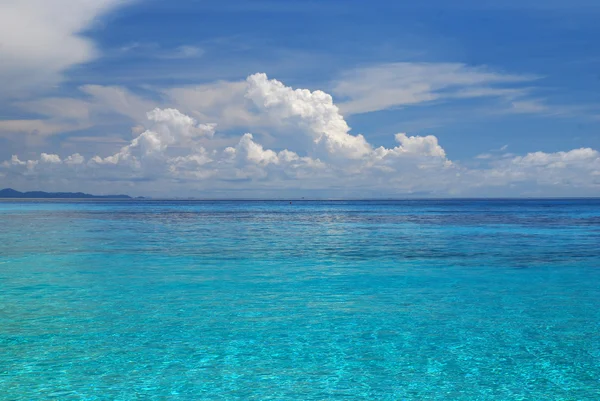 Prachtige blauwe zee, blauwe hemel vanaf tachai eiland in thailand — Stockfoto