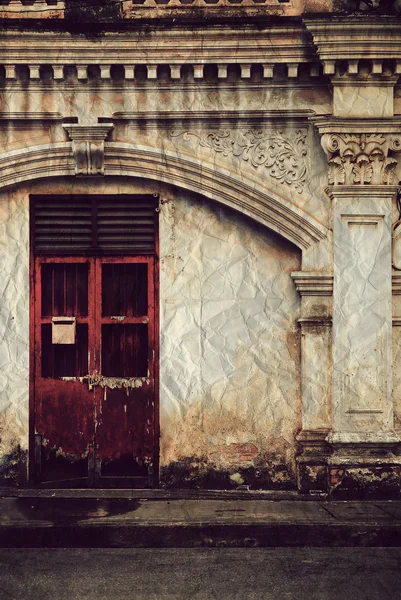 在老墙上复古风格老红门 — 图库照片