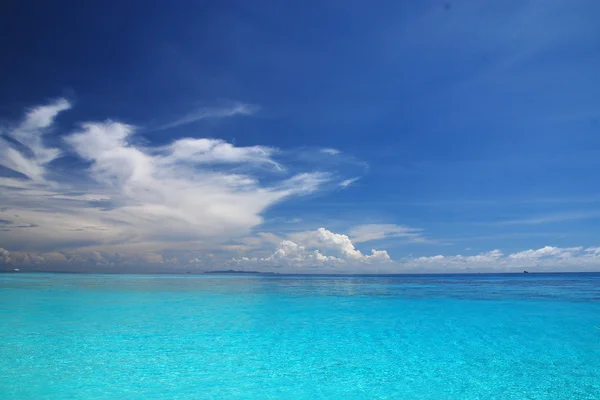 Bellissimo mare blu, cielo blu dall'isola tachai in Thailandia — Foto Stock