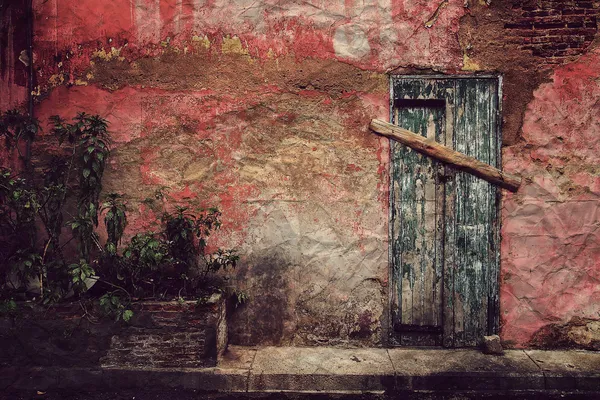 Oude deur op rood muur, vintage stijl — Stockfoto