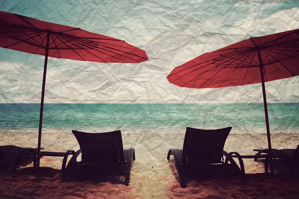 在沙滩上复古风格沙滩椅和红伞 — 图库照片