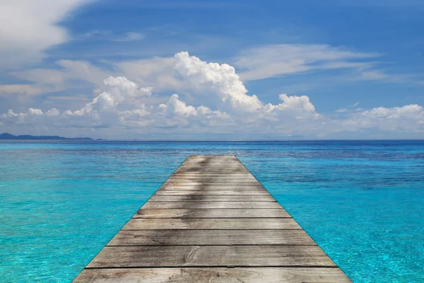 Deniz ve yaz aylarında ahşap yürüme yolu — Stok fotoğraf