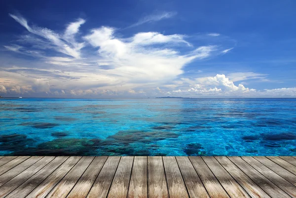 Passerelle en bois et mer en été — Photo