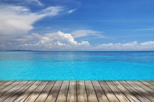 Zee en houten wandelpad in de zomer — Stockfoto