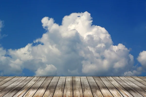Piso de madeira vazio e fundo céu nublado — Fotografia de Stock
