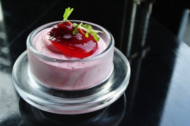panna cotta ile çilek reçeli cam