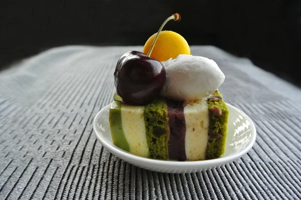 Grönt te cheesecake med bär och macaron — Stockfoto