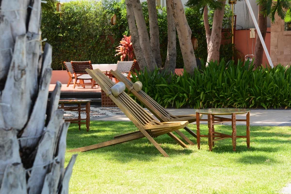 Two empty beach chairs on the grass — Stock Photo, Image