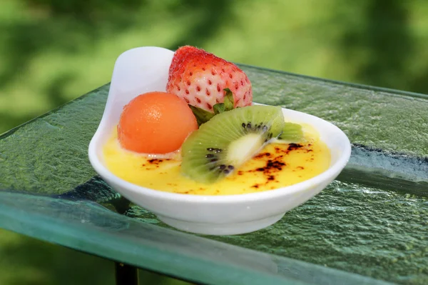 Creme Brulee mit Erdbeere und Kiwi — Stockfoto