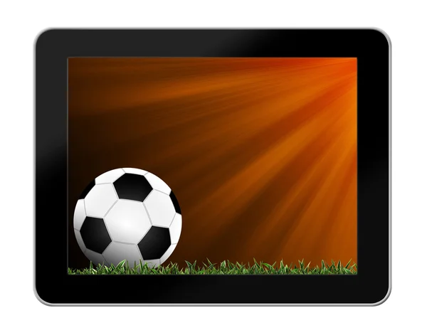 Fotbal v zelené trávě s pozadím v počítači tablet pc — Stock fotografie