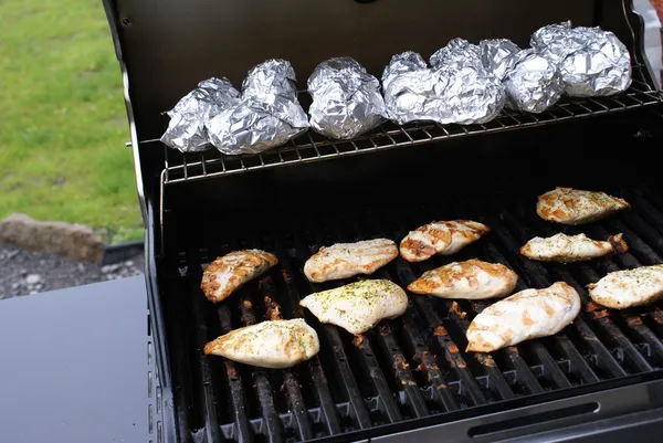 Barbacoa de pollo y patata —  Fotos de Stock