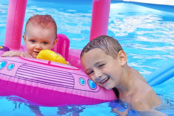 Geschwister genießen den Pool — Stockfoto