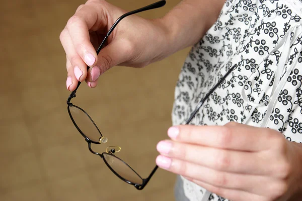 Colocando óculos de olho — Fotografia de Stock
