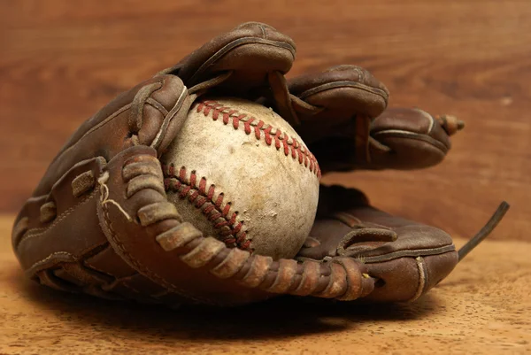 Vintage-Handschuh und Baseball — Stockfoto