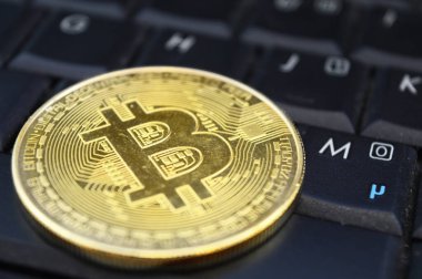Siyah bir bilgisayar klavyesinin üzerinde şifreli para ve dijital yönleri kavramlaştırmak için bir Bitcoin anısı.
