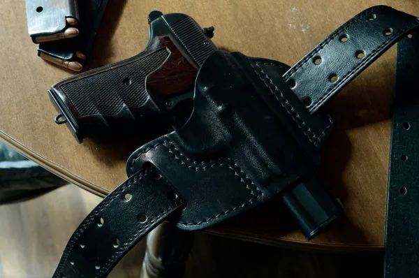 Eine Handfeuerwaffe Einem Holster Liegt Auf Dem Tisch Mit Ein — Stockfoto