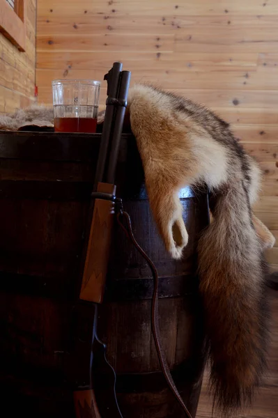 Interior View Modern Hunting Lodge Gun Coyote Pelt Glass Whiskey — Stock Photo, Image
