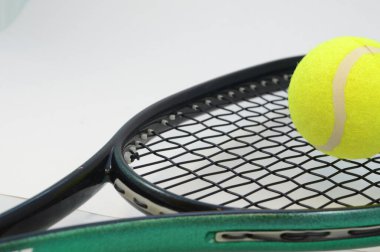 Standart tenis topunun yakın görüntüsü ve temiz bir arka plan raketi..