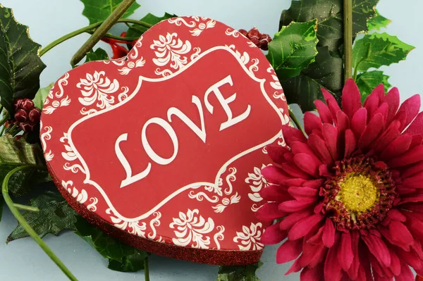 Eine Herzförmige Schachtel Gefüllt Mit Liebe Und Blumen lizenzfreie Stockfotos