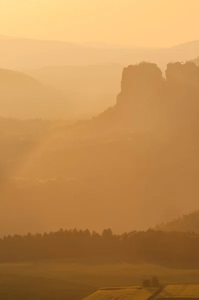 Nebliger Sonnenaufgang — Stockfoto