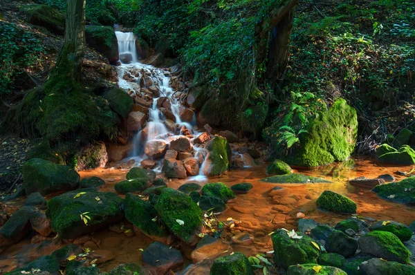 Schöner Wasserfall — Stockfoto