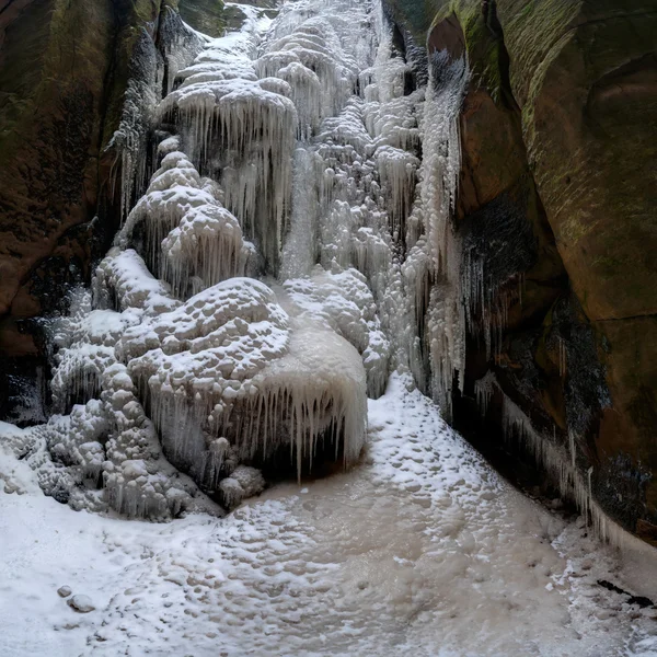 Bela cachoeira congelada — Fotografia de Stock